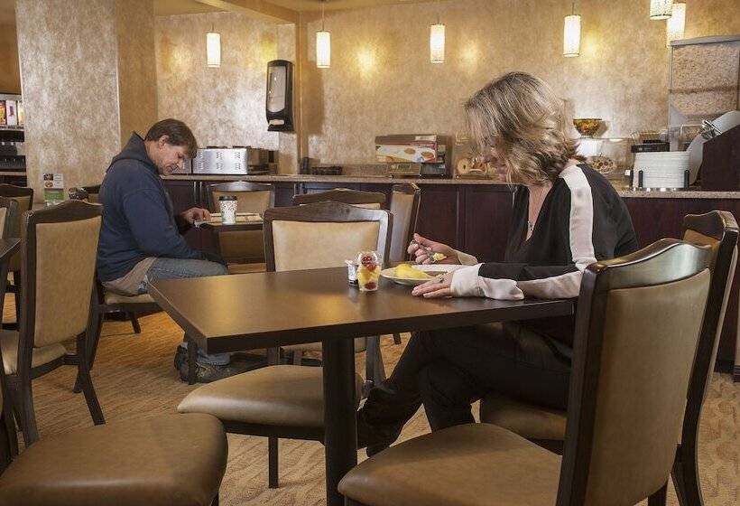 Szálloda Service Plus Inns And Suites