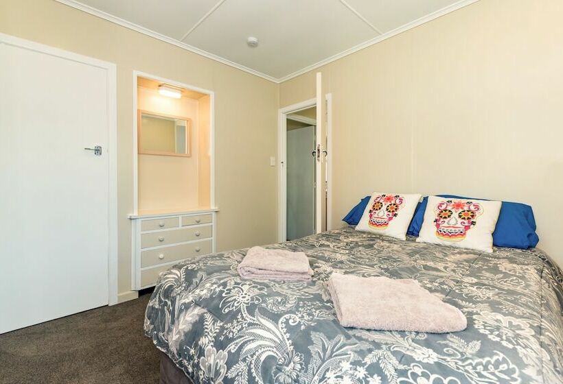 Waitangi Beach Bach 30a