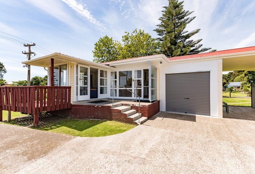 Waitangi Beach Bach 30a