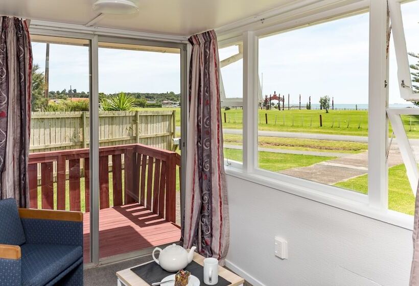 Waitangi Beach Bach 30a