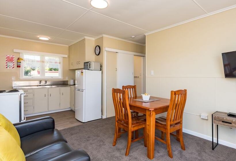 Waitangi Beach Bach 30a