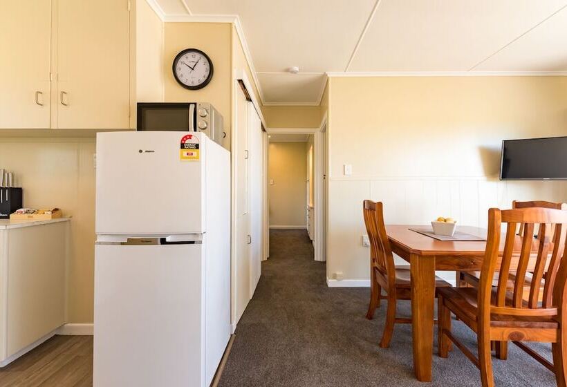 Waitangi Beach Bach 30a