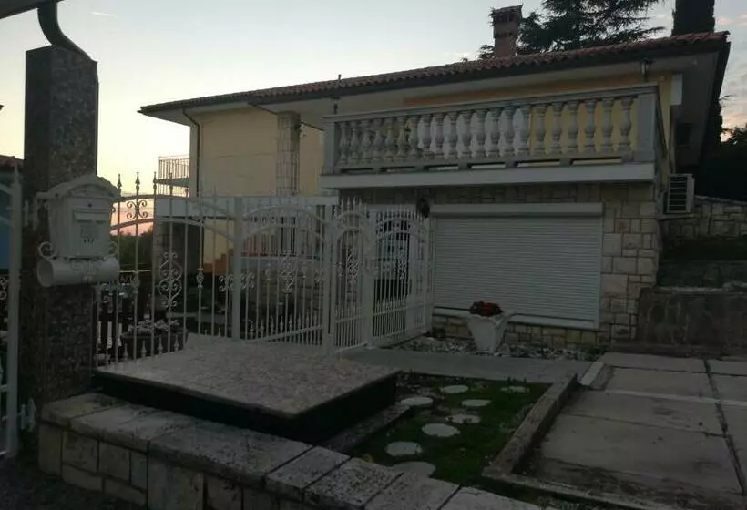 پانسیون Guest House Vila Luka