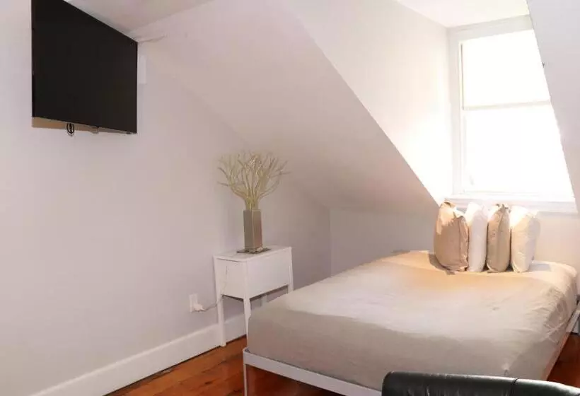 Comfy Beacon Hill Studio Great For Work Travel #13