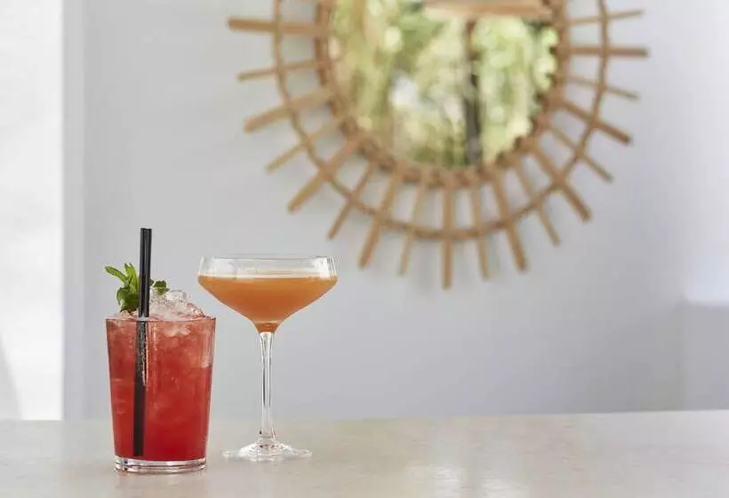 Отель Mr And Mrs White Paros