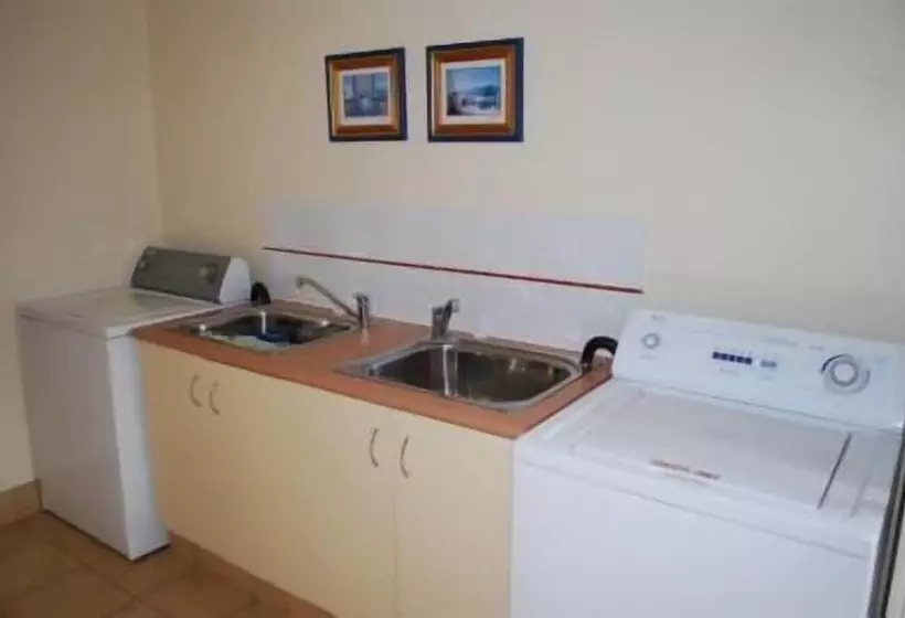 Hotelli Cotswold Motor Inn