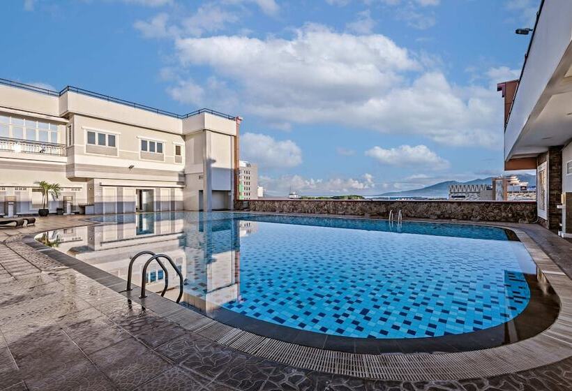 هتل Grand Whiz Megamas Manado