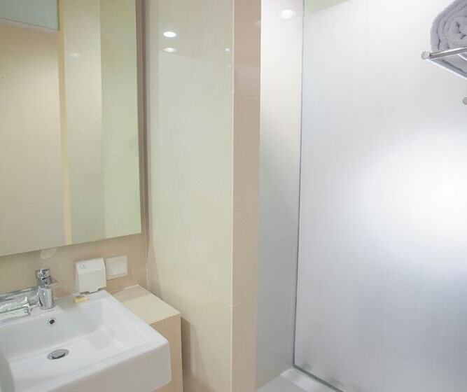 هتل Grand Whiz Megamas Manado