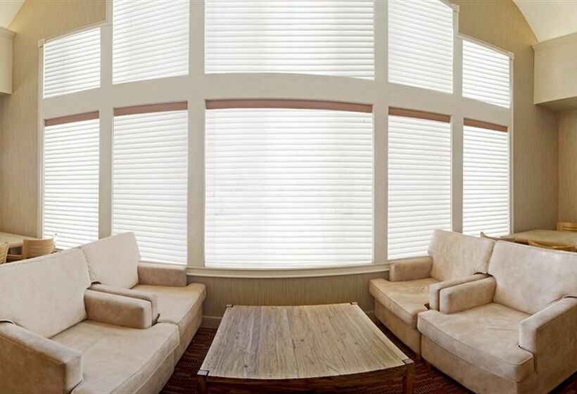 Отель Lakeview Signature Inn Calgary Airport