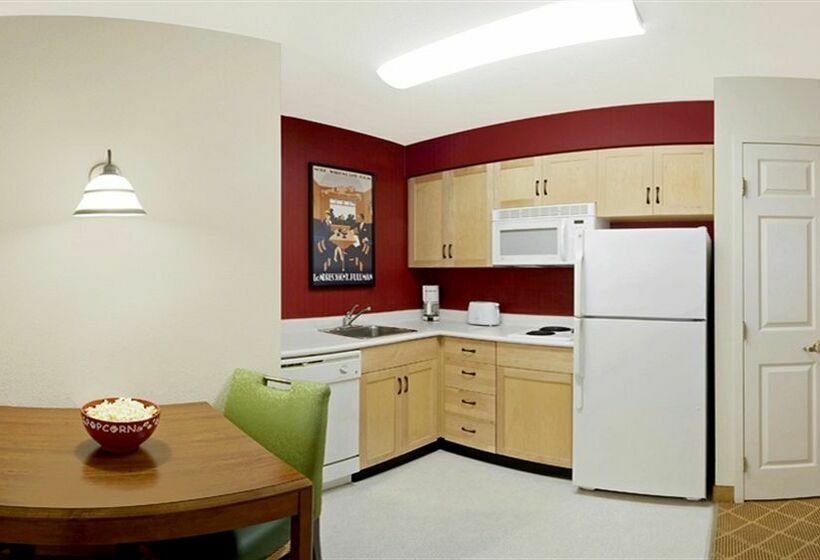 Отель Lakeview Signature Inn Calgary Airport