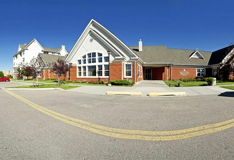 Отель Lakeview Signature Inn Calgary Airport