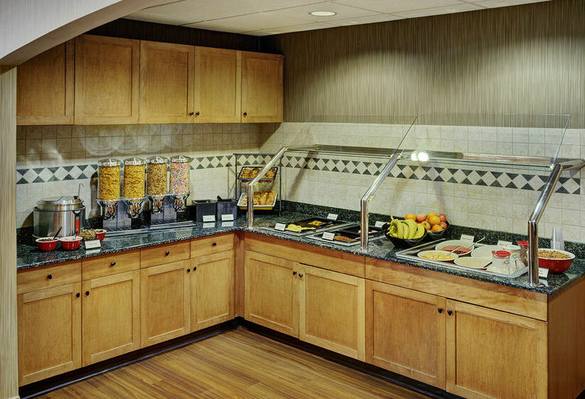 Отель Lakeview Signature Inn Calgary Airport