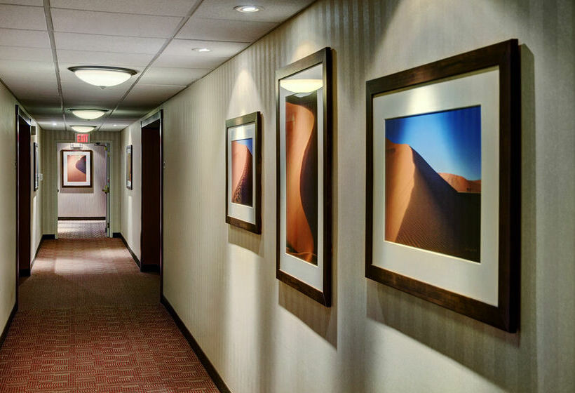 Отель Lakeview Signature Inn Calgary Airport