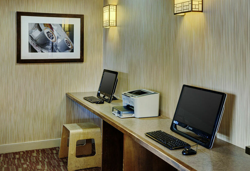 Отель Lakeview Signature Inn Calgary Airport