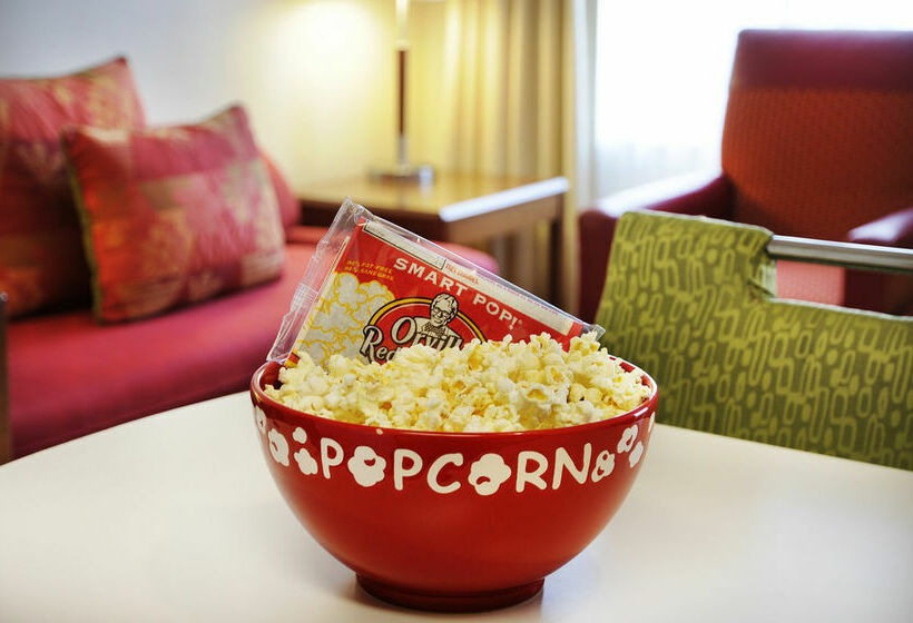 Отель Lakeview Signature Inn Calgary Airport