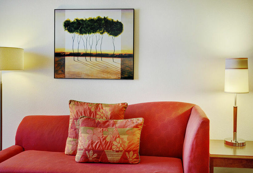 Отель Lakeview Signature Inn Calgary Airport