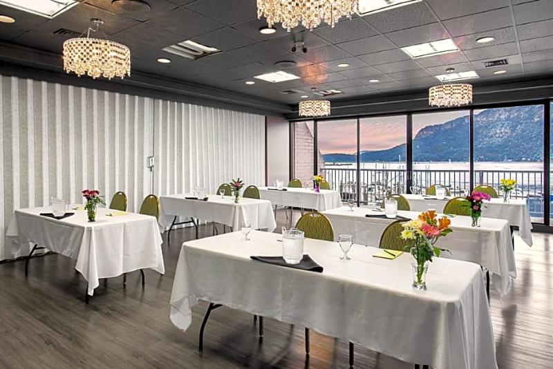 Hotel Oceanfront Suites At Cowichan Bay