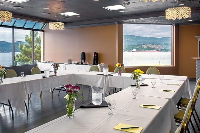 Hotel Oceanfront Suites At Cowichan Bay