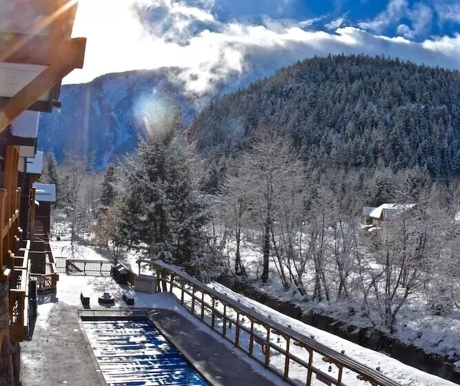 فندق Pemberton Valley Lodge