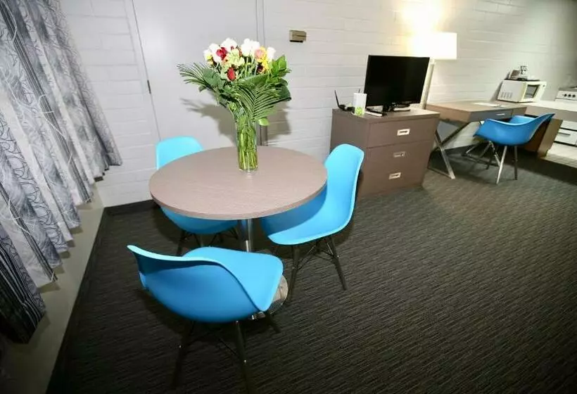 فندق Stanford Inn & Suites