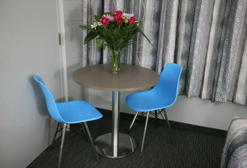 فندق Stanford Inn & Suites