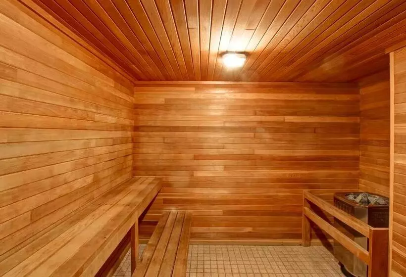 فندق Stanford Inn & Suites