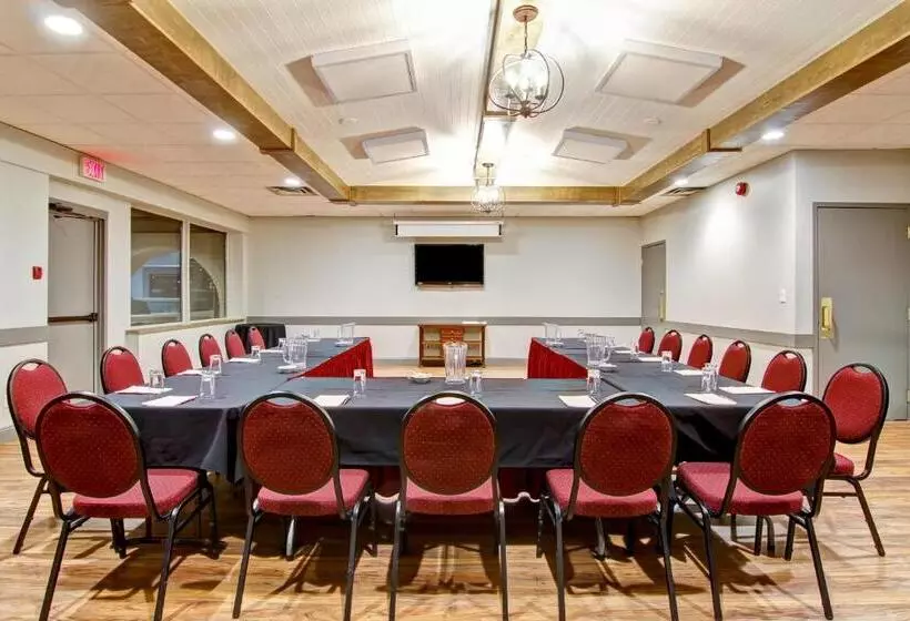 فندق Stanford Inn & Suites