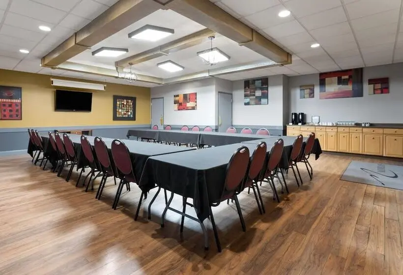 ホテル Travelodge by Wyndham Grande Prairie