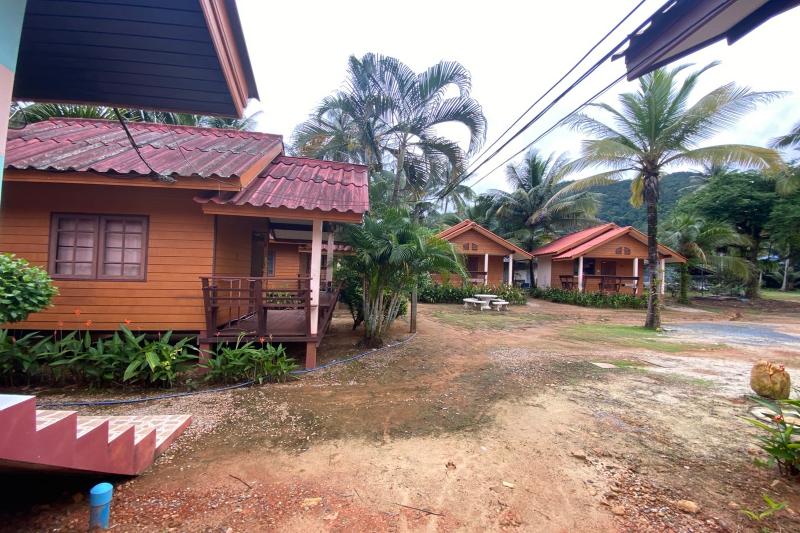 ホテル Oyo 1108 Lung Chaloem Bangalow