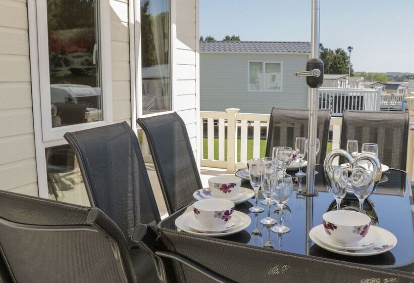 Jonstone Pines Lodge At Cayton Bay Holiday Park