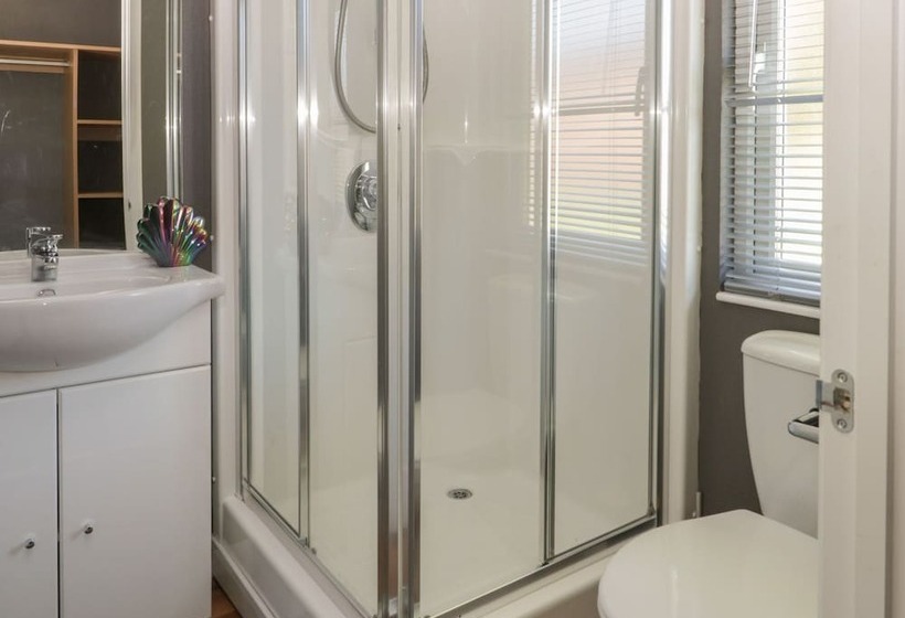 Jonstone Pines Lodge At Cayton Bay Holiday Park