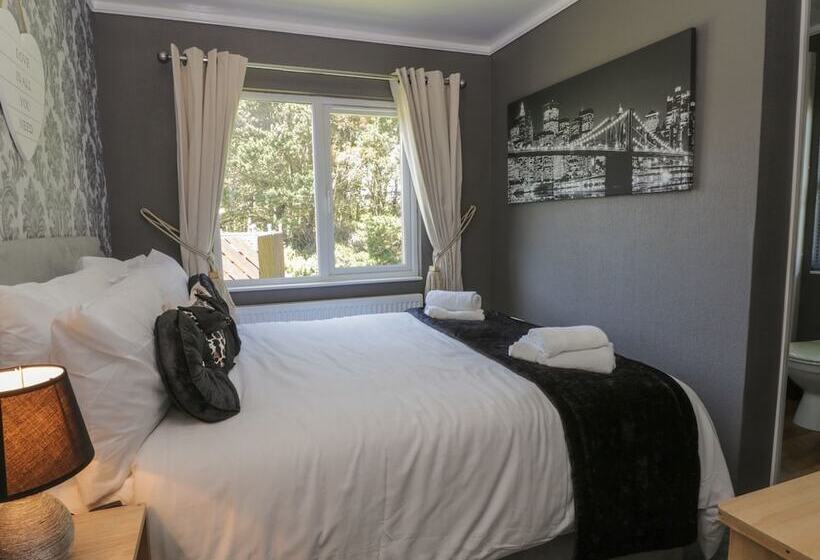 Jonstone Pines Lodge At Cayton Bay Holiday Park