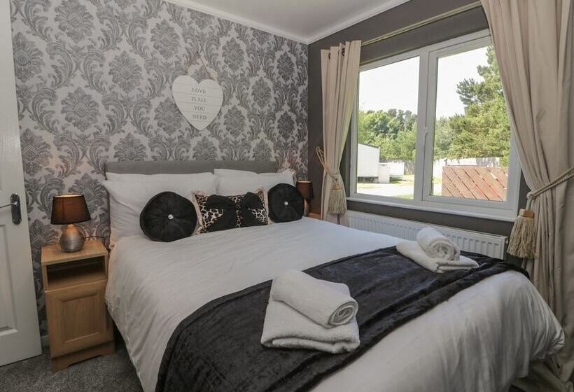 Jonstone Pines Lodge At Cayton Bay Holiday Park