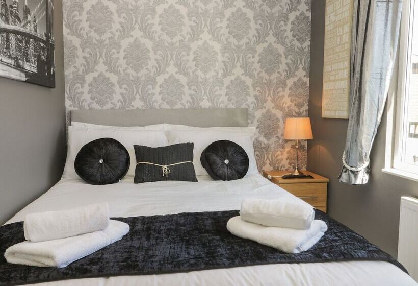 Jonstone Pines Lodge At Cayton Bay Holiday Park