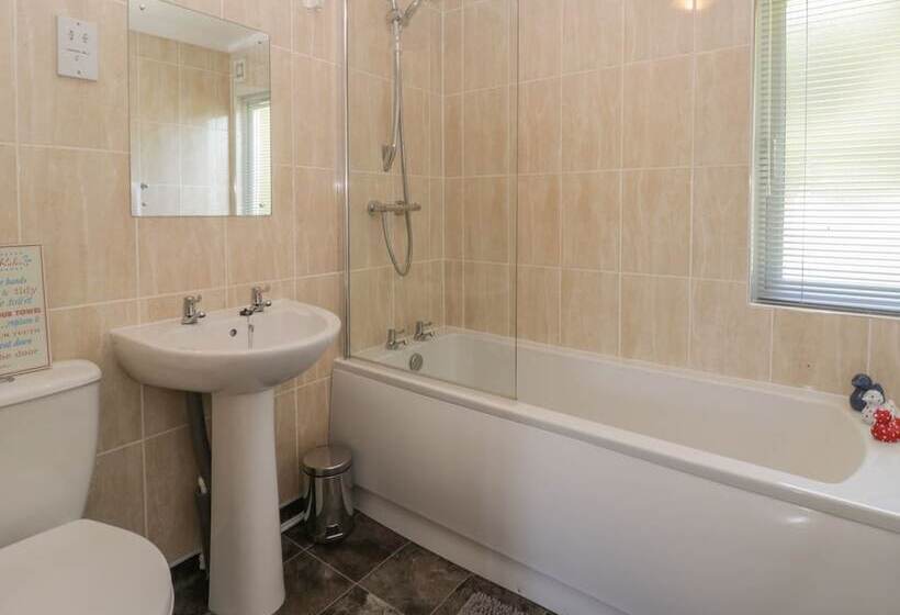 Jonstone Pines Lodge At Cayton Bay Holiday Park