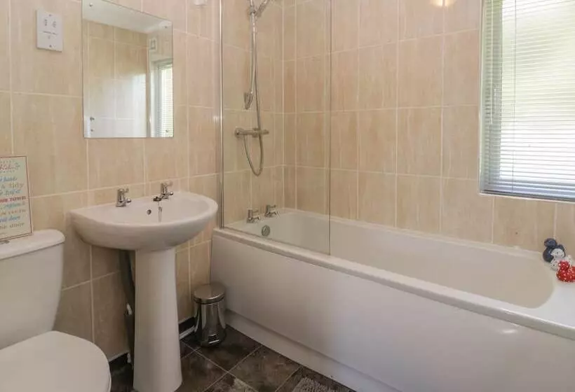Jonstone Pines Lodge At Cayton Bay Holiday Park