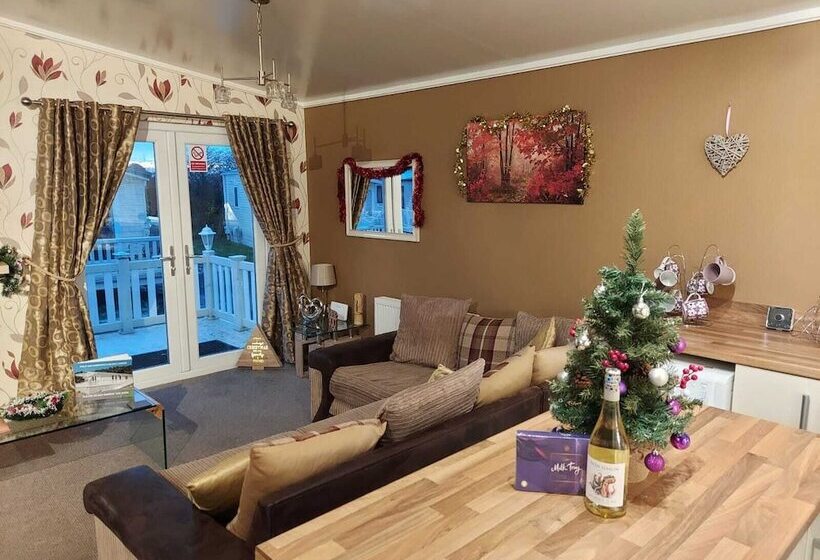 Jonstone Pines Lodge At Cayton Bay Holiday Park