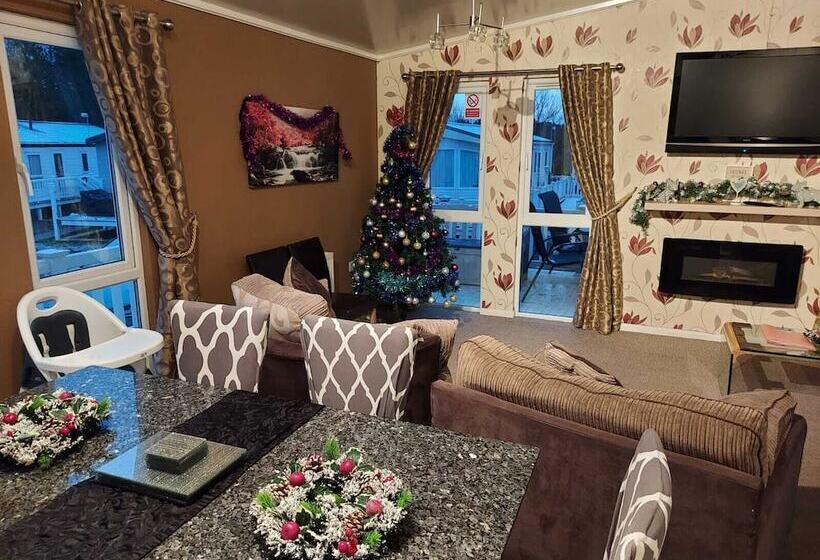 Jonstone Pines Lodge At Cayton Bay Holiday Park