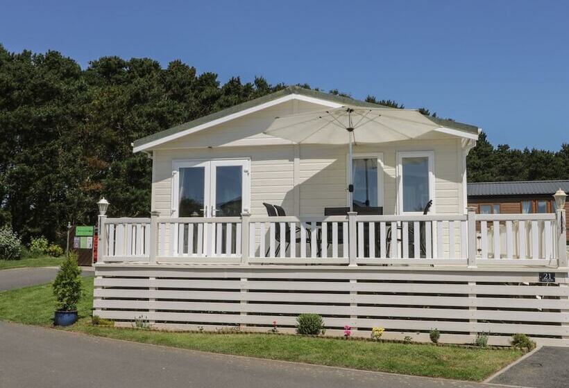 Jonstone Pines Lodge At Cayton Bay Holiday Park