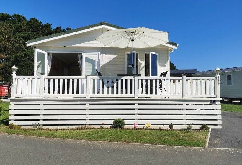 Jonstone Pines Lodge At Cayton Bay Holiday Park