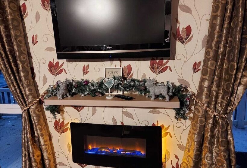 Jonstone Pines Lodge At Cayton Bay Holiday Park