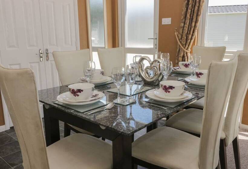 Jonstone Pines Lodge At Cayton Bay Holiday Park