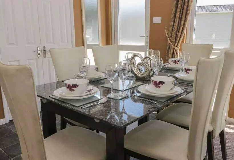Jonstone Pines Lodge At Cayton Bay Holiday Park