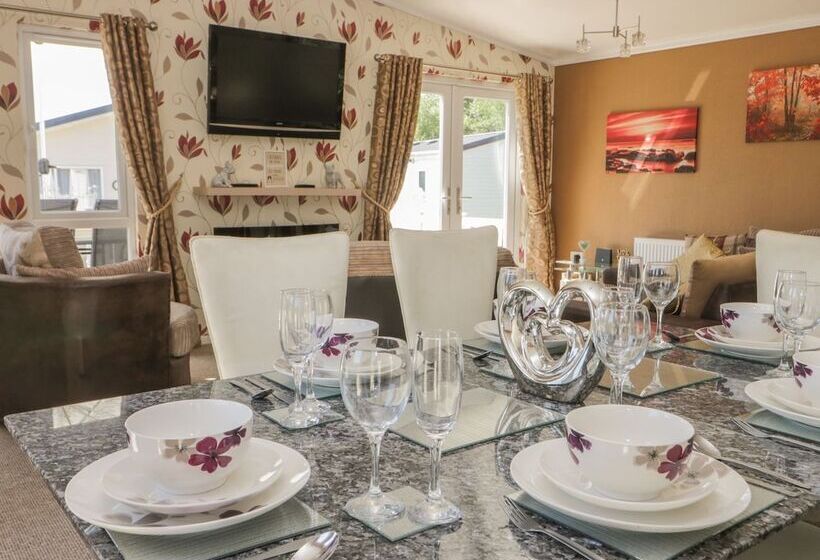 Jonstone Pines Lodge At Cayton Bay Holiday Park