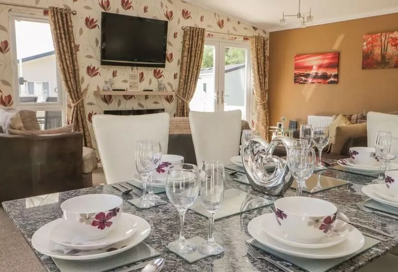 Jonstone Pines Lodge At Cayton Bay Holiday Park