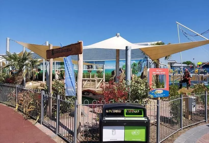 Jonstone Pines Lodge At Cayton Bay Holiday Park