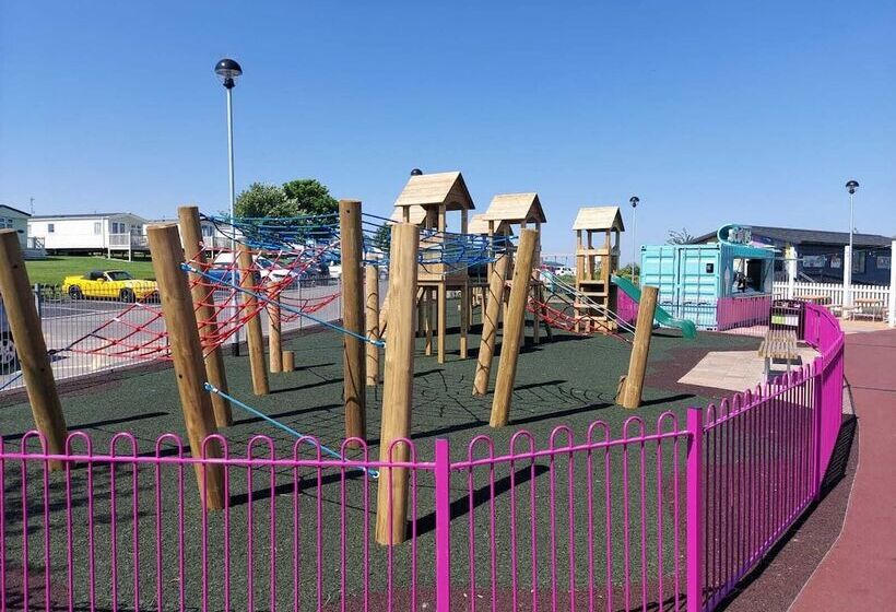Jonstone Pines Lodge At Cayton Bay Holiday Park