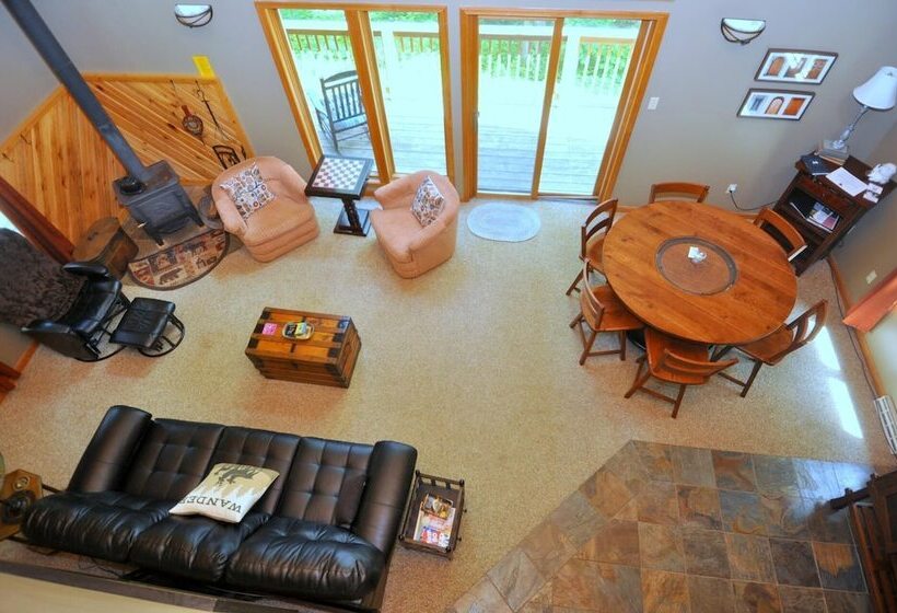 Sqyrls Nest 3br Retreat With A Hot Tub