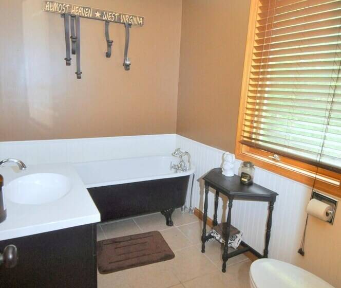 Sqyrls Nest 3br Retreat With A Hot Tub