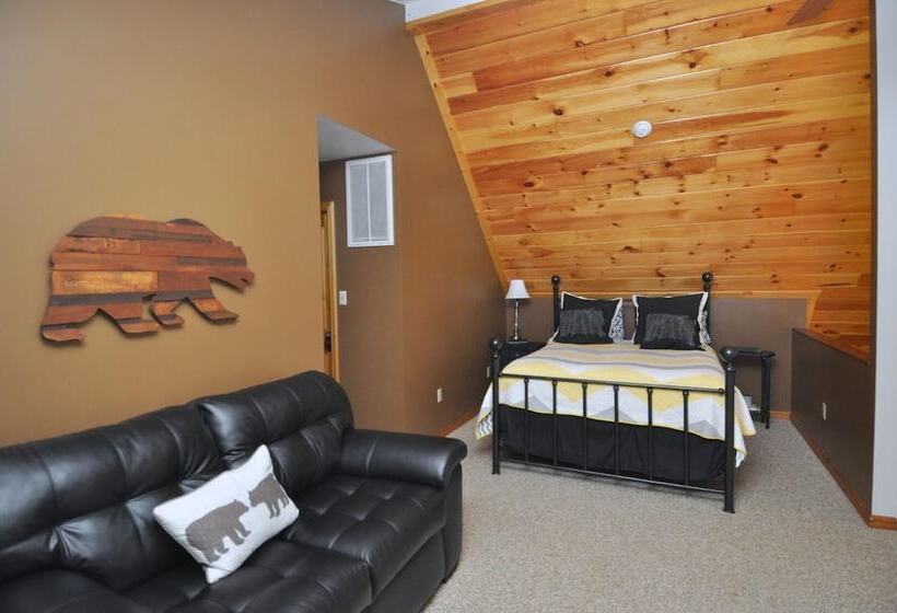 Sqyrls Nest 3br Retreat With A Hot Tub